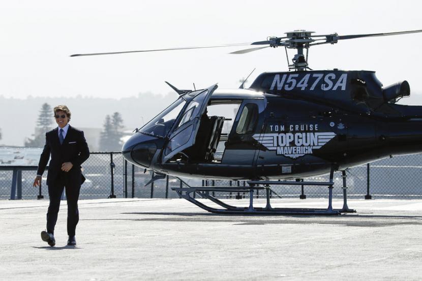 Aktor Tom Cruise mendaratkan helikopternya menjelang premiere global Top Gun: Maverick di USS Midway, San Diego, California, AS, Rabu (4/5/2022). Filmnya akan dirilis di bioskop AS mulai 27 Mei 2022.