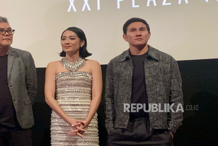 Aktor Vino G Bastian (kanan) saat konferensi pers film Shutter. Vino mengungkapkan dirinya sampai harus belajar teknik fotografi secara langsung demi memerankan karakter Darwin di film tersebut.
