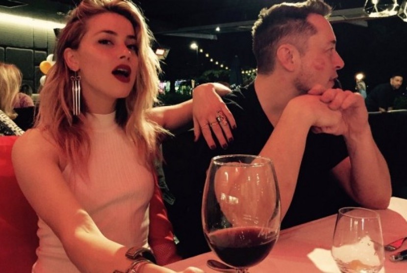 Aktris Amber Heard memposting foto dirinya bersama miliarder Elon Musk dalam akun instagram pribadinya. 