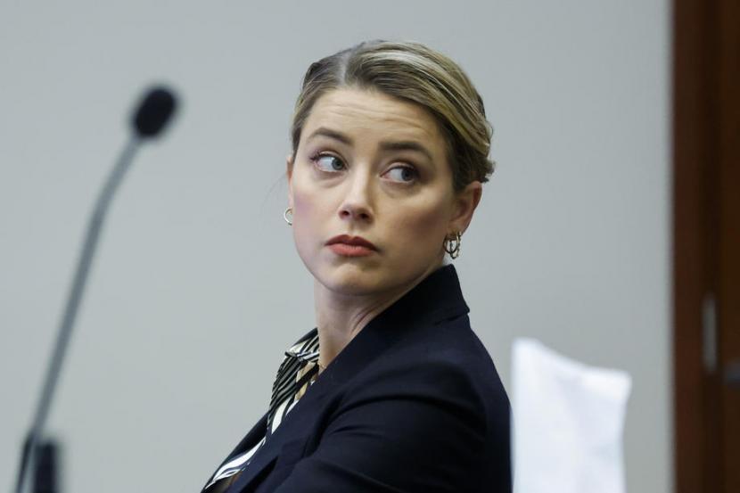  Aktris Amber Heard menghadiri persidangan pencemaran nama baik yang diajukan mantan suaminya, Johnny Depp di Fairfax County Circuit Courthouse di Fairfax, Virginia, AS, 27 April 2022. Penggemar Depp membuat petisi di Change.org untuk mendesak agar Heard didepak dari Aquaman 2.