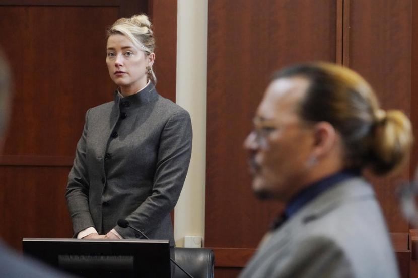 Aktris Amber Heard menghadiri persidangan pencemaran nama baik yang diajukan mantan suaminya,  aktor Johnny Depp, di Fairfax County Circuit Courthouse di Fairfax, Virginia, AS, 16 Mei 2022. Heard kalah dalam sidang tersebut.