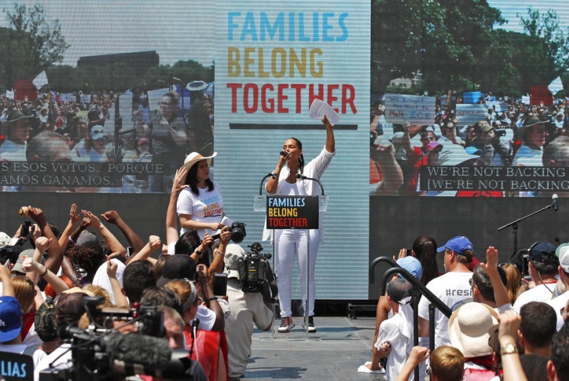 Aktris America Ferrera (kiri) melihat penyanyi Alici Keys saat melakukan protes terkait kebijakan imigrasi Presiden Donald Trump yang memisahkan anak imigran ilegal dengan keluarganya, di seberang Gedung Putih, (1/7).