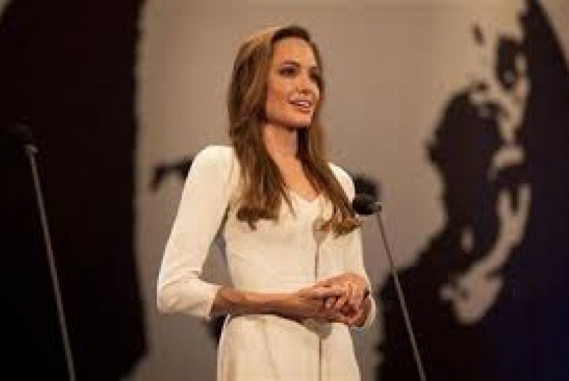 Aktris Angelina Jolie mengkritik militan ISIS.