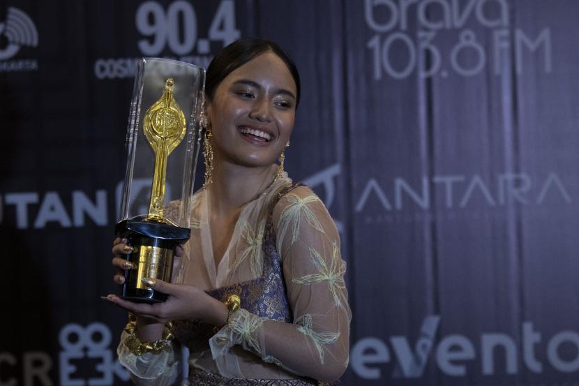 Aktris Arawinda Kirana berpose usai meraih penghargaan Aktris Terbaik dalam Festival Film Indonesia 2021 di Jakarta Convention Center, Jakarta, Rabu (10/11/2021). Arawinda menang usai berperan dalam film Yuni. 