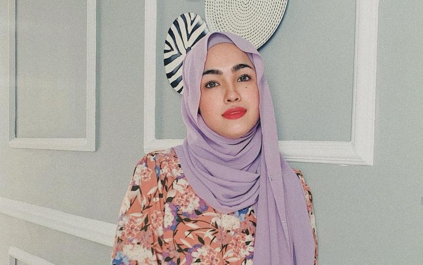 Aktris asal Malaysia, Elfira Loy memberikan sedikit tips tentang cara mix and match hijab dengan busana yang akan dikenakan (Foto: Elfira Loy)
