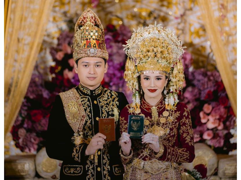 Aktris Beby Tsabina (kanan) menikah dengan Rizki Natakusumah (kanan) di Hotel Mulia Senayan, Jakarta, pada Ahad 923/6/2024).