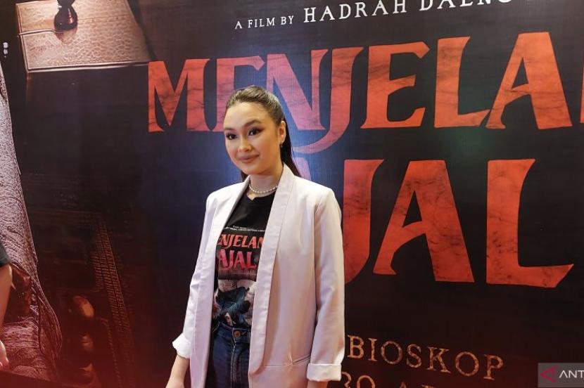 Aktris Caitlin Halderman dalam konferensi pers film Menjelang Ajal di Jakarta, Jumat (26/4/2024).