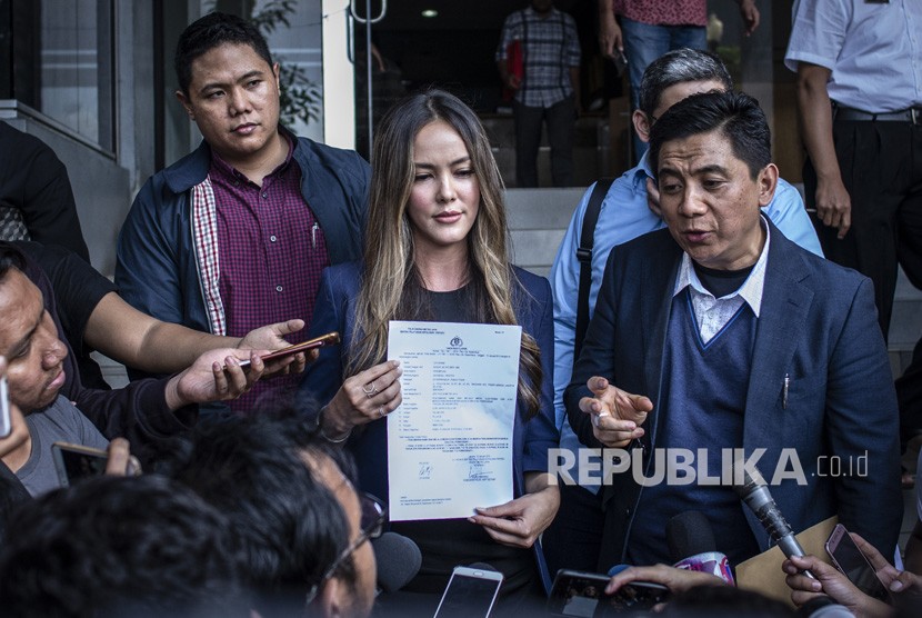 Aktris Cathy Sharon (tengah) memberikan keterangan pers seusai membuat laporan terkait pencemaran nama baik dirinya, di Sentra Pelayanan Kepolisian Terpadu (SPKT) Polda Metro Jaya, Jakarta, Kamis (10/1/2019).