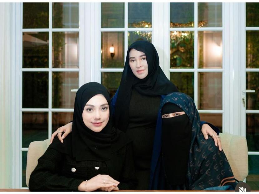 Aktris Celine Evangelista (kiri), Shandy Purnamasari (tengah), dan Umi Pipik (kanan). Celine dikabarkan sudah masuk Islam atau mualaf. Kabar ini disampaikan Umi Pipik.