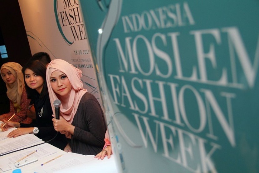 Aktris dan Desainer hijab Zaskia Adya Mecca (kanan) bersama Project Manager Indonesia Moslem Fashion Week Fairra Agustint (tengah) dan Desainer Hijab Rini (kiri) berbicara konferensi pers jelang perhelatan Indonesia Moslem Fashion Week 2014 di Jakarta, Kam