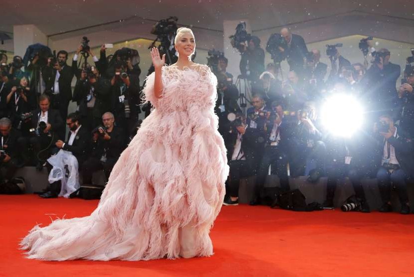 Aktris dan penyanyi Lady Gaga saat pemutaran perdana film A Star Is Born di Festival Film Venesia ke-75 di Venesia, Italia, Jumat (31/8).