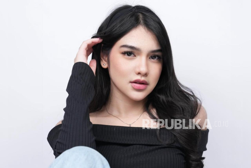 Aktris Davina Karamoy. Davina membagikan rahasia di balik riasan natural yang kerap ia pakai sehari-hari.