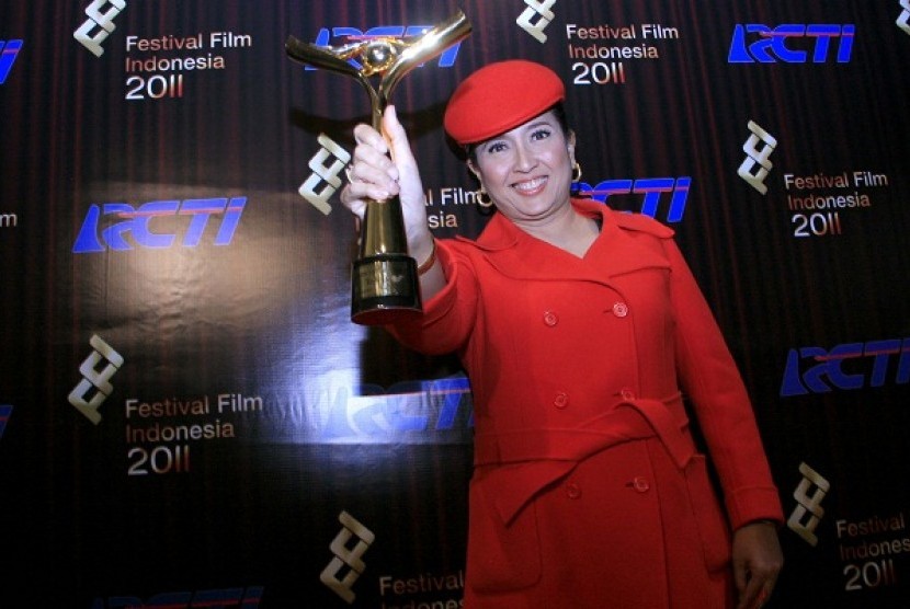 Aktris Dewi Irawan meraih penghargaan di ajang Festival Film Indonesia 2011