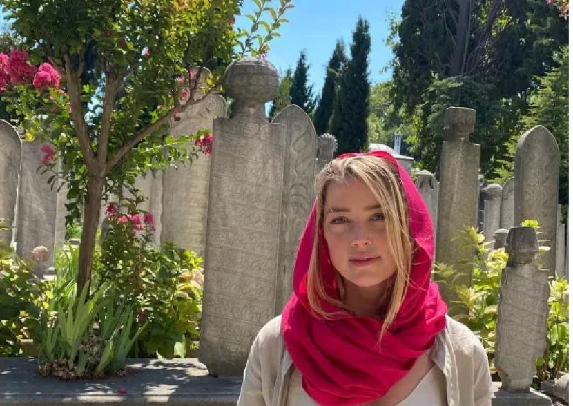 Aktris Hollywood Amber Heard berpose di luar masjid di Istanbul, Turki, Sabtu (16/8).