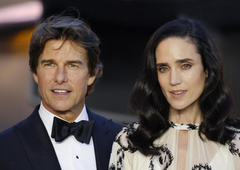 Tom Cruise (kiri) dan Jennifer Connelly (kanan) dalam pemutaran film Top Gun: Maverick. Produser film Top Gun: Maverick, Jerry Bruckheimer, mengungkap bahwa belum ada rencana untuk menggarap Top Gun 3 dalam waktu dekat. (ilustrasi)