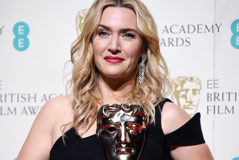 Aktris Kate Winslet memegang piala BAFTA Awards. Kate tengah syuting film biografi Lee di Kroasia. Kakinya sempat cedera setelah terpeleset di lokasi syuting.