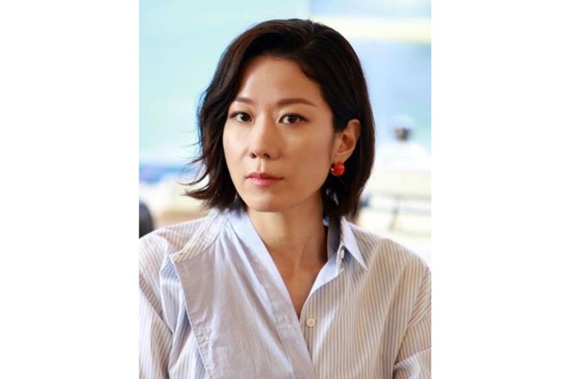 Aktris Korea Jeon Hye jin. Istri mendiang aktor Lee Sun kyun ini akan kembali ke publik dengan film Mission: Cross.