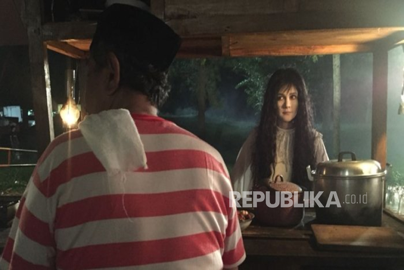 Aktris Luna Maya ketika berperan di film horor Suzanna: Bernapas dalam Kubur. Film ketiga Suzanna yaitu Suzanna: Santet Dosa di Atas Dosa merilis official teaser poster. 