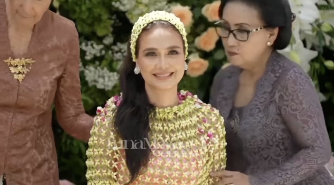 Aktris Luna Maya menjalani prosesi siraman pada Selasa (6/5/2025). Luna Maya dan Maxime Bouttier akan menggelar pernikahan pada Rabu (7/5/2025).