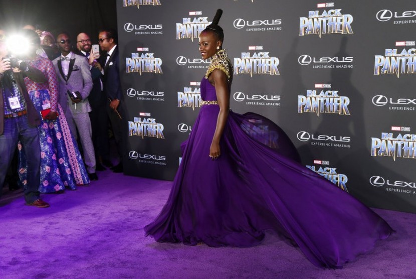Aktris Lupita Nyong'o saat gala premier film Black Panther di Dolby Theatre di Los Angeles, Senin (29/1).