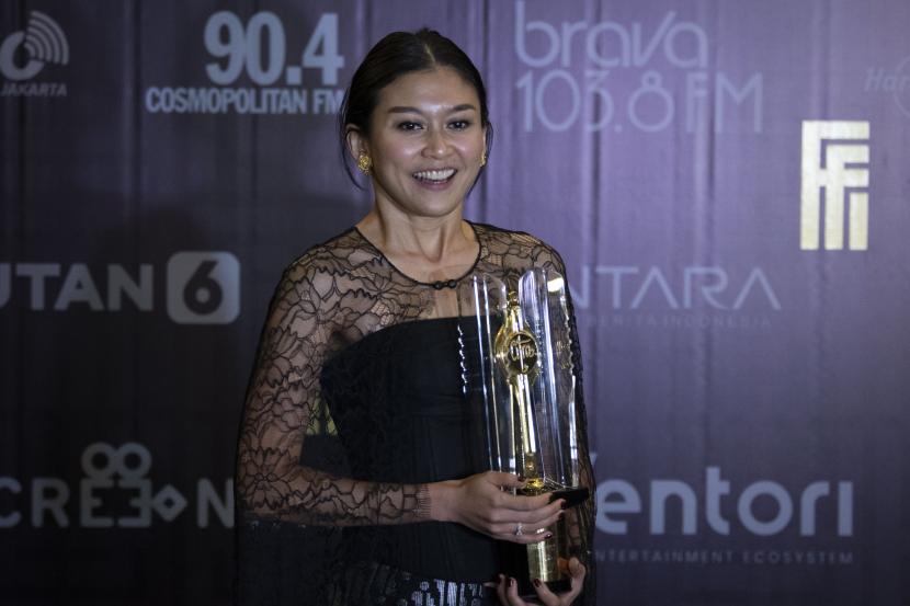 Aktris Marissa Anita memberikan keterangan kepada wartawan usai meraih penghargaan sebagai Aktris Pendukung Terbaik Festival Film Indonesia (FFI) 2021, di Jakarta, Rabu (10/11/2021). Marissa menjadi pemenang usai berperan dalam film Ali dan Ratu-ratu Queens.