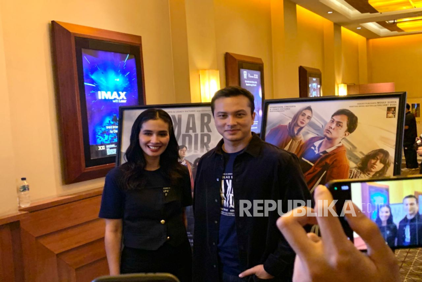 Aktris Marsha Timothy (kiri) dan aktor Nicholas Saputra (kanan) saat jumpa pers film Tukar Takdir di Jakarta pada Rabu (10/9/2025).