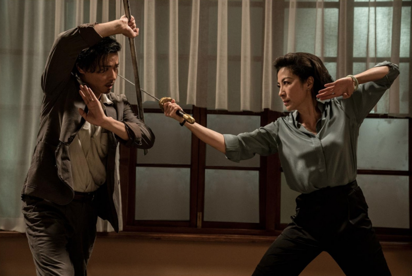 Aktris Michelle Yeoh mempertontonkan adegan laga ciamik di film Master Z: The Ip Man Legacy. 