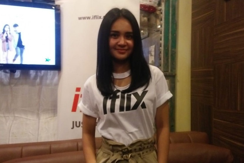 Aktris Michelle Ziudith saat rilis serial Iflix, Magic Hour The Series 2 di Tangerang Selatan, Ahad (16/12). 