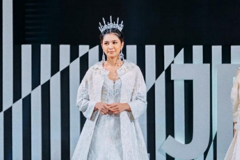 Aktris Mika Tambayong dalam balutan busana yang terinspirasi film Maleficent: Mistress of Evil di Jakarta Fashion Week (JFW) 2019.