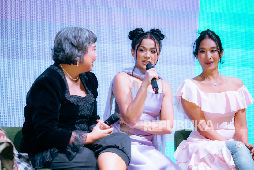 Aktris Nirina Zubir (tengah). Nirina mengakui sifat people pleaser atau kecenderungan untuk selalu memprioritaskan kebahagiaan orang lain dibandingkan dirinya sendiri.