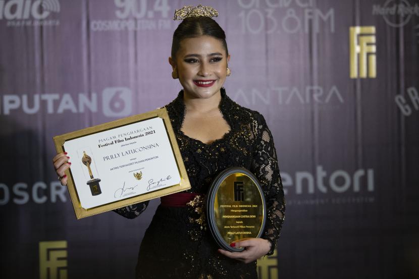 Aktris Prilly Latuconsina berpose usai meraih penghargaan Aktris Favorit Penonton Festival Film Indonesia 2021 di Jakarta Convention Center, Jakarta.