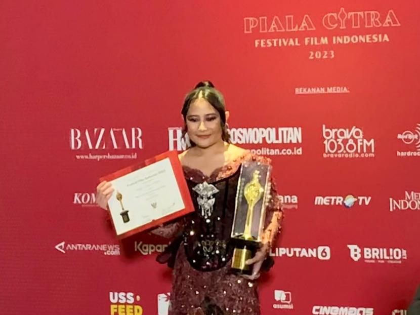 Aktris Prilly Latuconsina menyabet Piala Citra pertamanya sebagai Pemeran Pendukung Perempuan Terbaik.