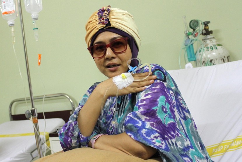 Aktris Ria Irawan semasa menjalani perawatan di RSCM pada 3 Desember 2014.