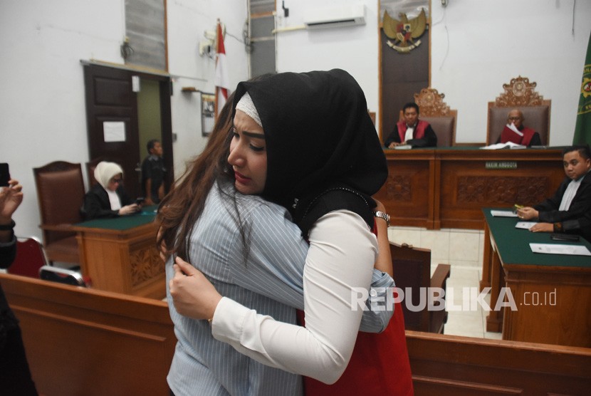 Aktris Roro Fitria (kanan) memeluk kerabatnya seusai mengikuti sidang perkara penyalahgunaan narkoba dengan agenda pembacaan duplik di Pengadilan Negeri Jakarta Selatan, Rabu (17/10/2018).