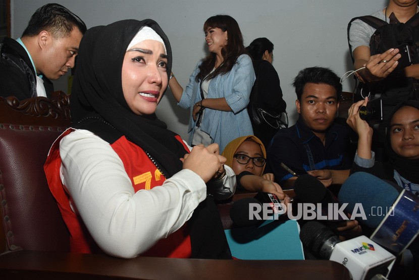 Aktris Roro Fitria (tengah) menangis saat menjawab pertanyaan awak media di sela skors sidang perkara penyalahgunaan narkoba dengan agenda pembacaan duplik di Pengadilan Negeri Jakarta Selatan, Rabu (17/10/2018).