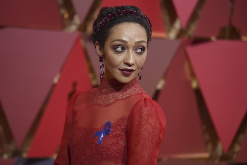 Aktris Ruth Negga mengenakan pita biru kepedulian di karpet merah Oscar, (27/2).