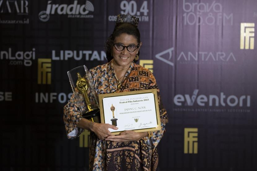 Aktris senior Jajang C. Noer berpose usai meraih penghargaan khusus Festival Film Indonesia 2021 di Jakarta Convention Center, Jakarta, Rabu (10/11/2021). Penghargaan itu diberikan kepada Jajang atas pengabdian dan kerja kerasnya di dunia perfilman Indonesia.