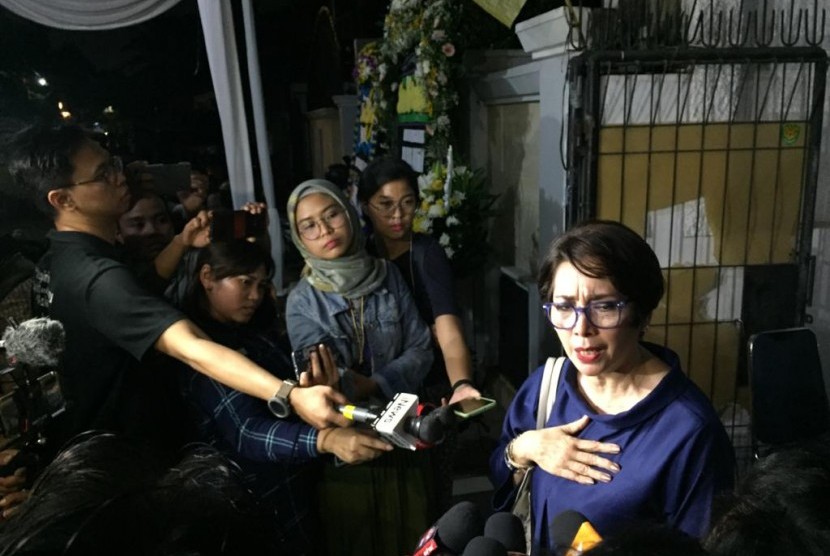 Aktris senior Widyawati usai mengunjungi rumah duka artis senior Ade Irawan yang meninggal pada Jumat (17/1) di Jakarta. 