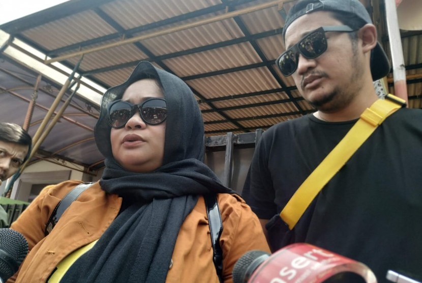 Aktris Sinyorita dan Isa Bajaj di rumah duka Agung Hercules, Antapani, Kota Bandung, Jumat (2/8). 
