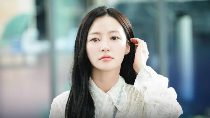 Aktris Song Ha-yoon ketika berakting di seria drama Marry My Husband. Song Ha-yoon diduga melakukan bullying semasa di sekolah.