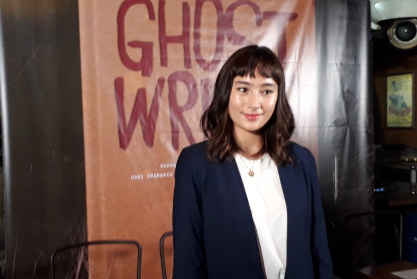 Aktris Tatjana Saphira memerankan tokoh utama bernama Naya dalam film horor komedi Ghost Writer besutan rumah produksi Starvision. 