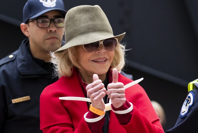 Aktris yang juga aktivis lingkungan, Jane Fonda, ditangkap polisi saat berdemonstrasi di Capitol Hill, Washington DC, awal November (1/11).