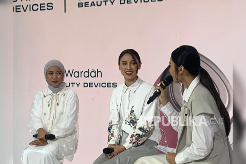 Aktris Yasmin Napper (tengah). Yasmin mengakui kulit artis tidak selalu sempurna seperti yang dilihat di layar kaca.