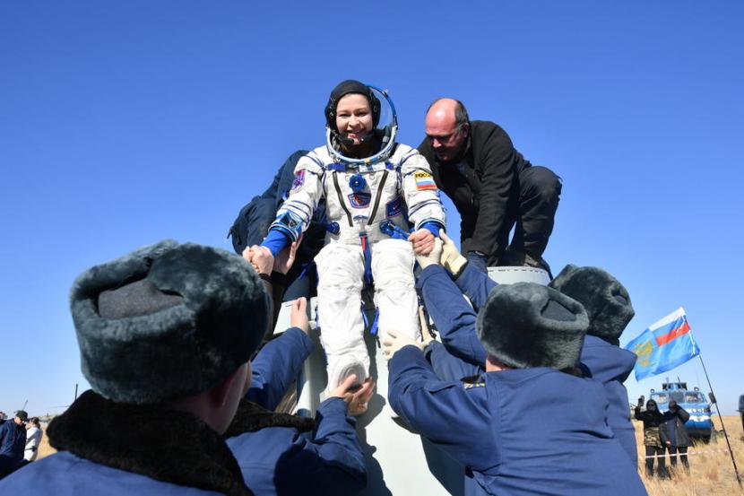 Aktris Yulia Peresild keluar dari kapsul ruang angkasa Soyuz MS-18, di luar Kazakhstan barat, Ahad.