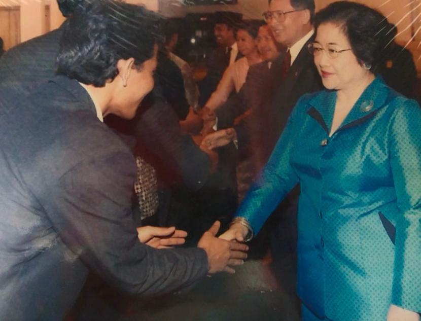 Aku saat berjabat tangan dengan Presiden Megawati di Istana Negara pada 2004.