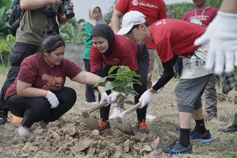 Akulaku Group melakukan penanaman bibit pohon di Hutan Kota Ujung Menteng, Jakarta Timur, Rabu (17/1/2024).
