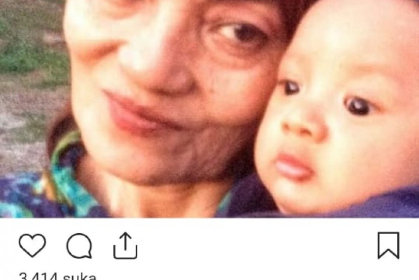 Akun instagram Indra Qadarsih yang menyampaikan berita duka tentang meninggalnya ibunya, Titi Qadasrih.