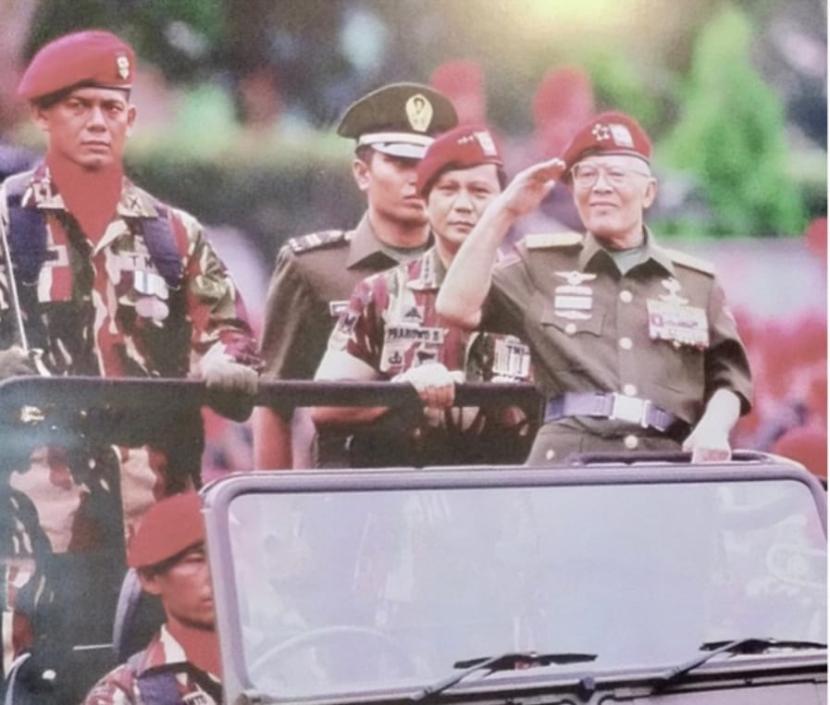 Akun Instagram Prabowo mengunggah foto kebersamaan dengan Doni Monardo kala mengawal Jenderal Besar AH Nasution pada medio 1998.