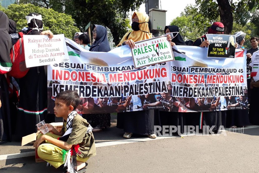 Al Aqsa Working Group (AWG) bersama Jamaah Muslimin Hizbullah menggelar aksi damai di depan Kedubes Amerika Serikat, Jakarta pada Selasa (3/4).