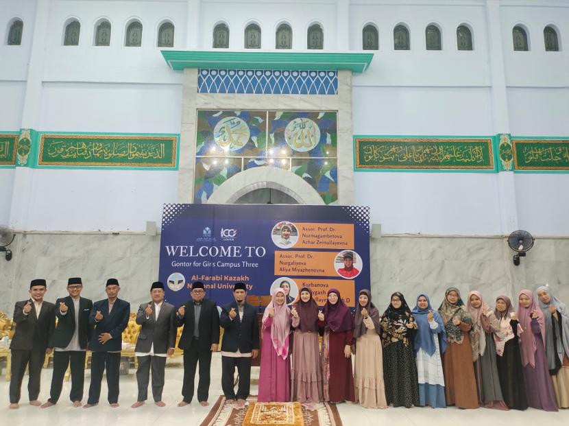 Al Farabi  Kazakh University bersama personel manajemen Unida Gontor.